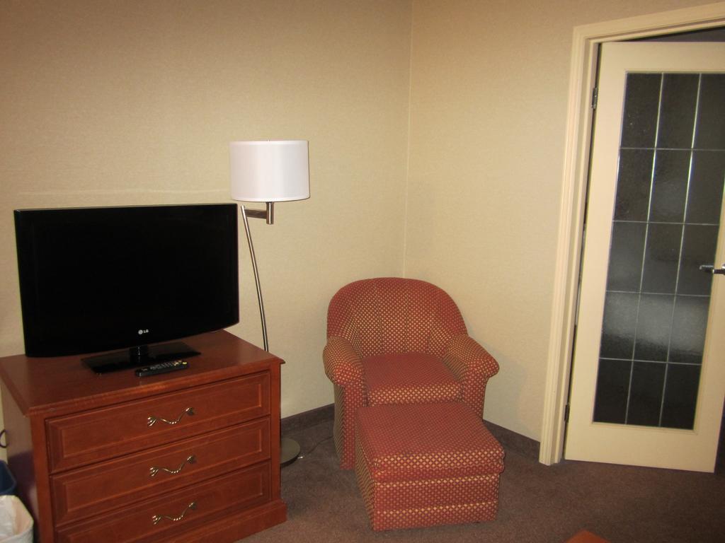 Super 8 By Wyndham Fort St. John Bc Bagian luar foto