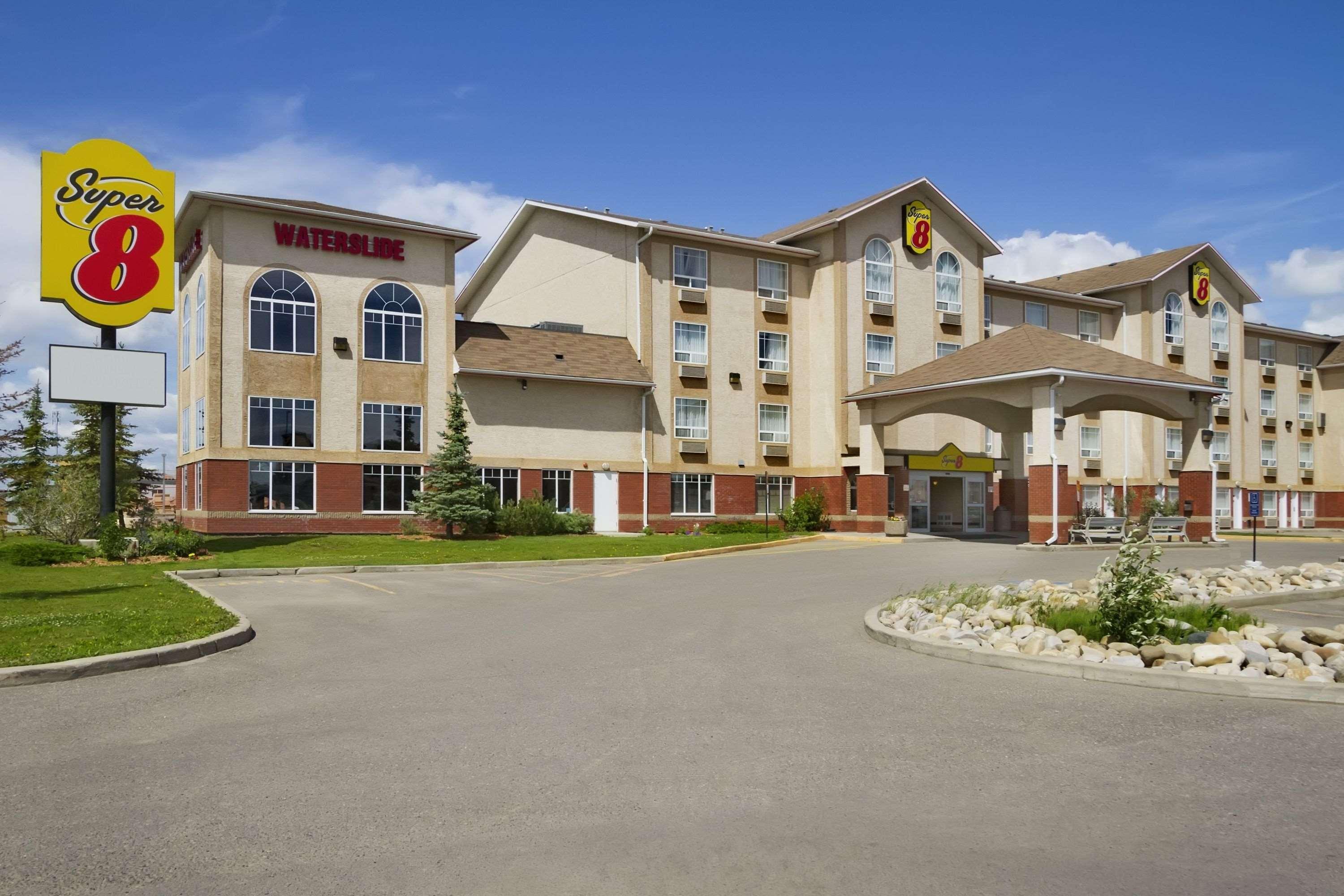 Super 8 By Wyndham Fort St. John Bc Bagian luar foto